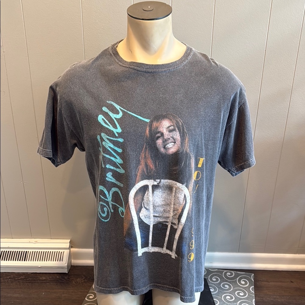 Z Britney Spears Reproduction Vintage Men’s Medium Graphic Tee with Iconic Print
